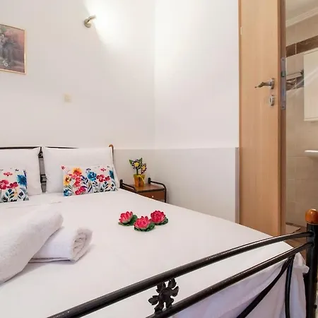 Apartment House Of Flowers Near 2 Ierapetra (Crete)